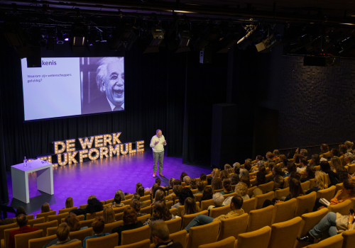 Spreker en publiek tijdens het congres De Werkgelukformule